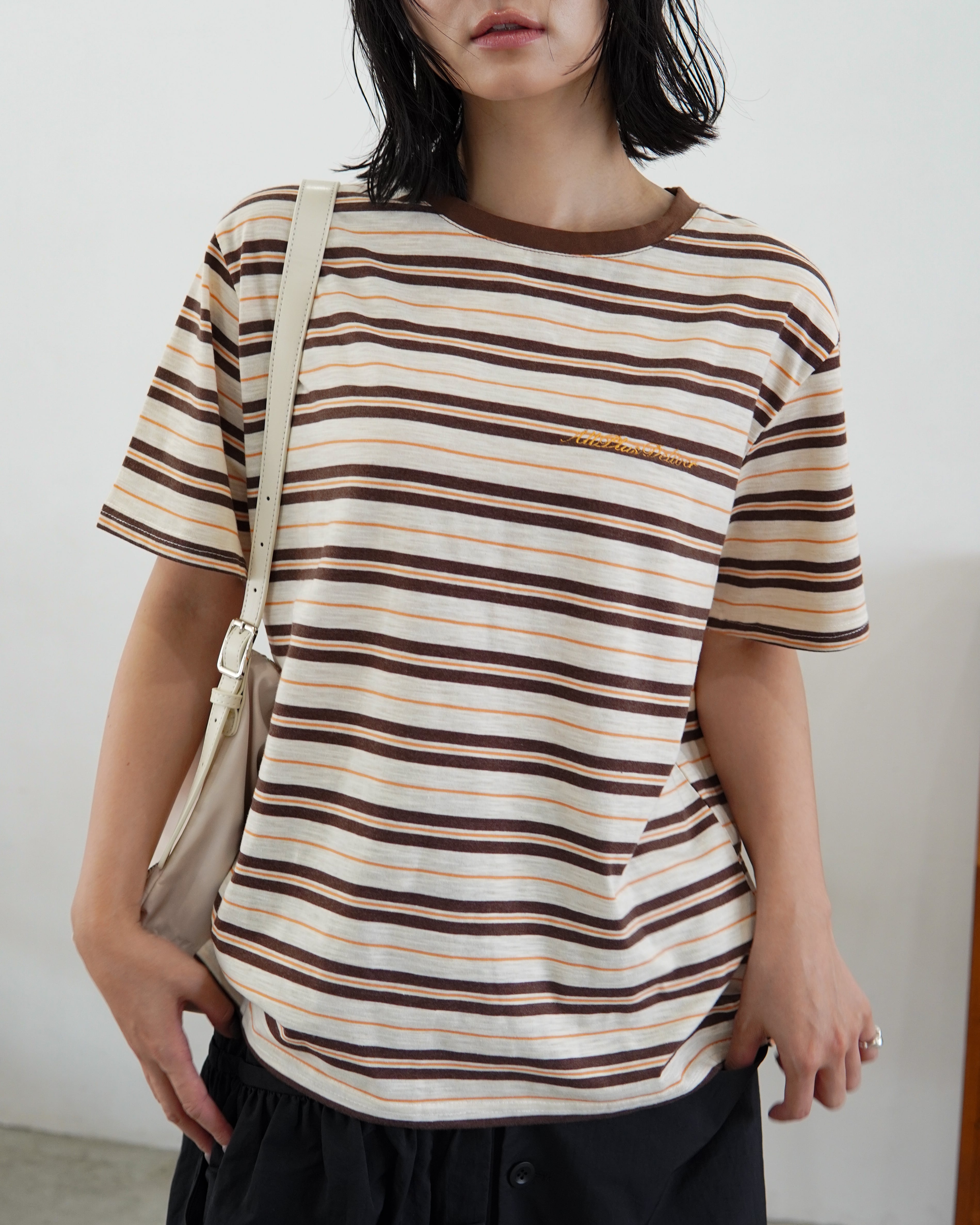 APD BORDER LOGO SS TEE / BROWN | ALL PLUS DELIVER