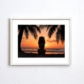 故郷を想うライオン｜夕焼けを見つめる癒しのライオンアートポスター｜南国ビーチの静かな物語を空間に添える｜A2ポスター