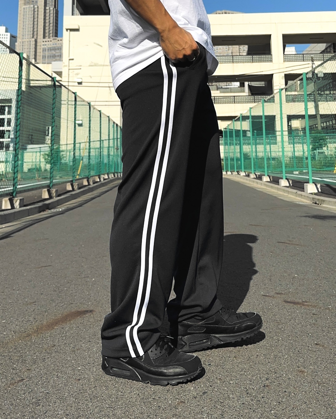 BASIC ONE POINT TRACK PANTS - BLACK / WHITE