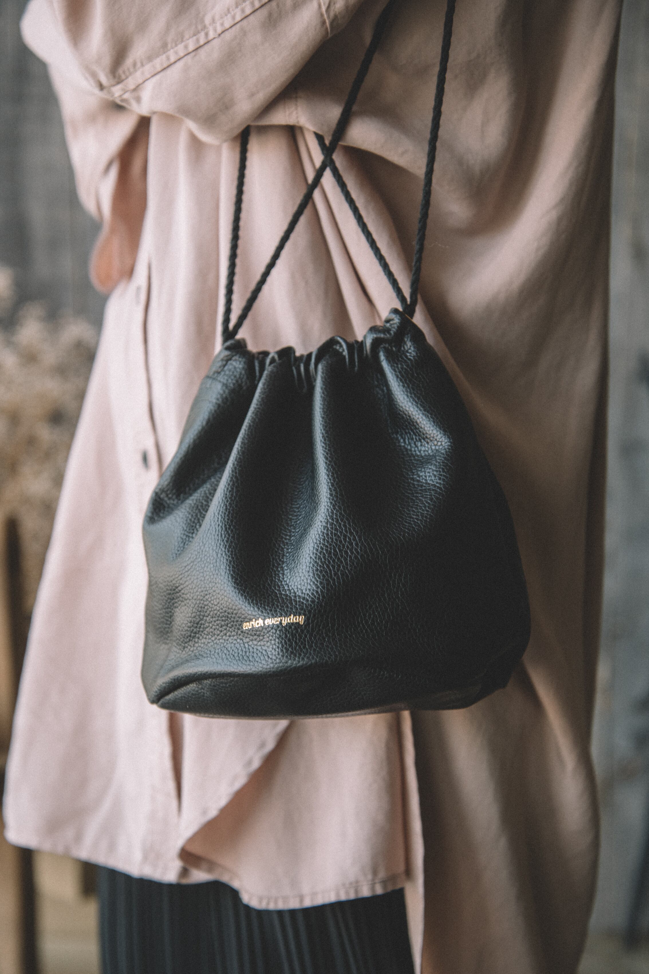 （紐ブラック）enricheveryday Everyday shoulder BAG／BLACK × black（巾着ショルダーバッグ／ブラック ）