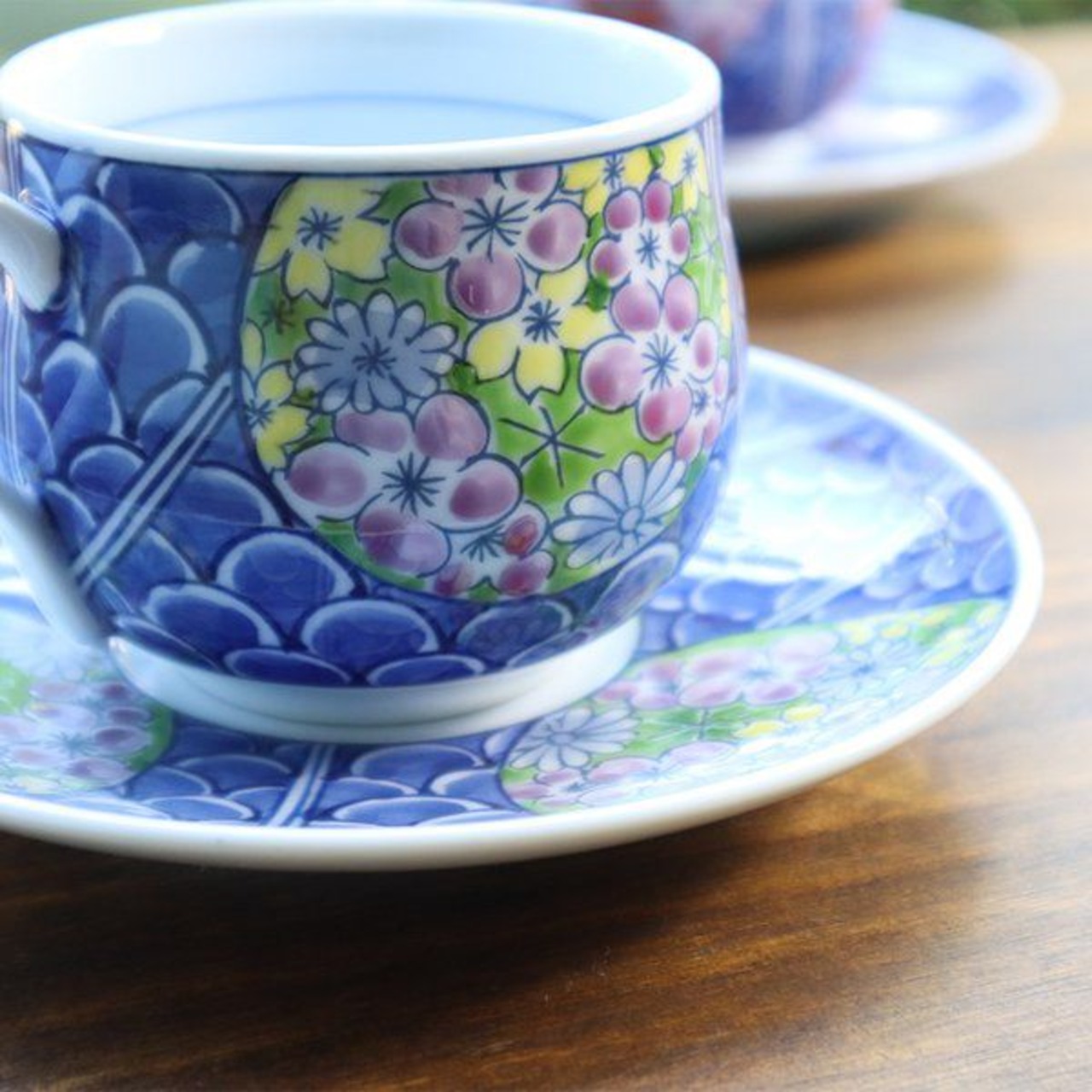 有田焼　コーヒー碗皿　青海波花絵　腰丸（緑・赤） 3-043