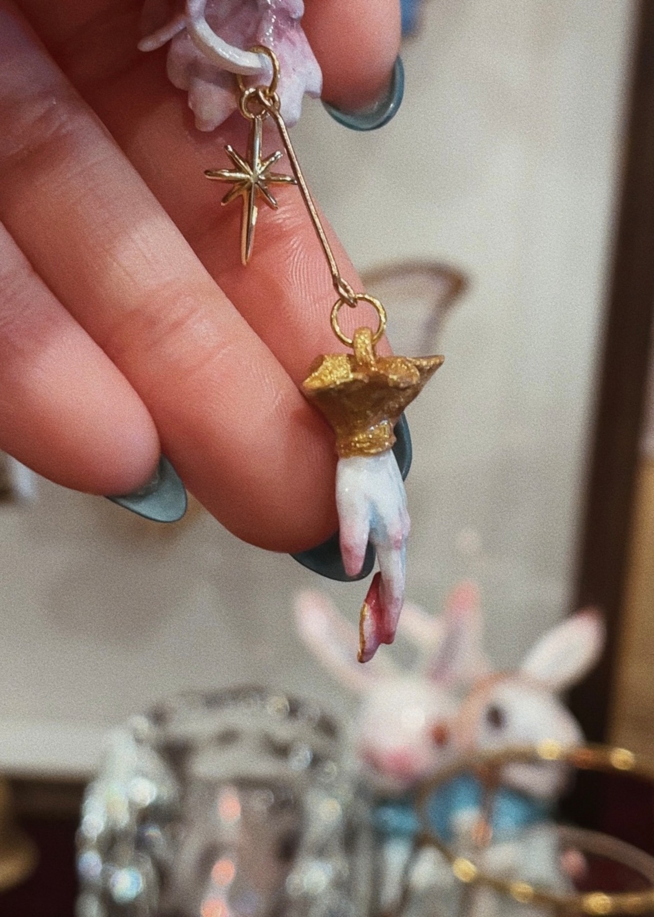 桜の樹の下には屍体が眠っている　片耳飾り 手のひら