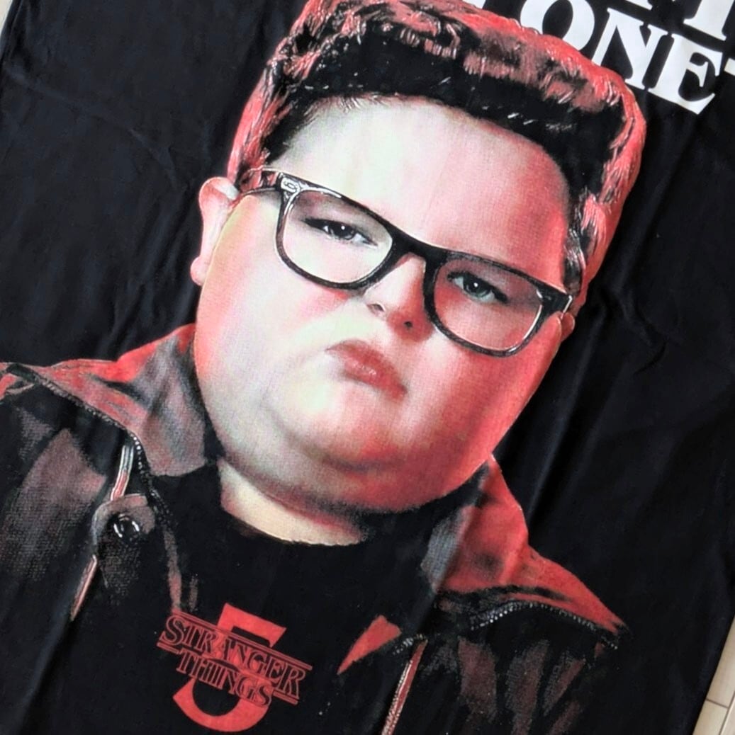 【 Stranger Things / ストレンジャーシングス  】『 SUCK MY FAT ONE 』 デレク Tシャツ / ストレンジャーシングス Season5〚アメリカン雑貨 アメトイ〛