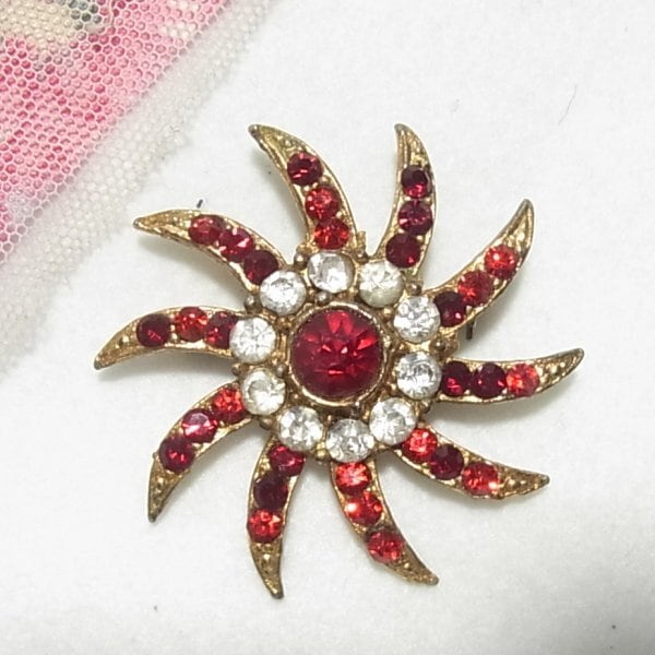 赤い放射デザインのブローチ コスチュームジュエリーのセール通販