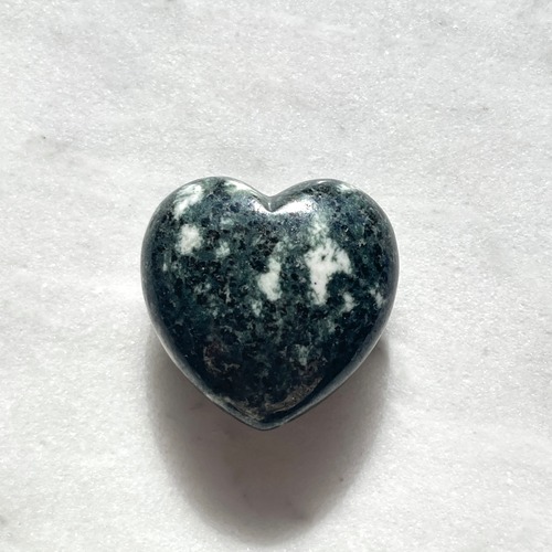 【特選】【レア】イギリス産　プレセリブルーストーン　ハート型　握り石（ポーチ付き）　1143