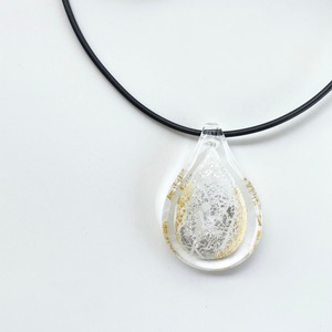 ホワイトと金・銀箔のペンダント