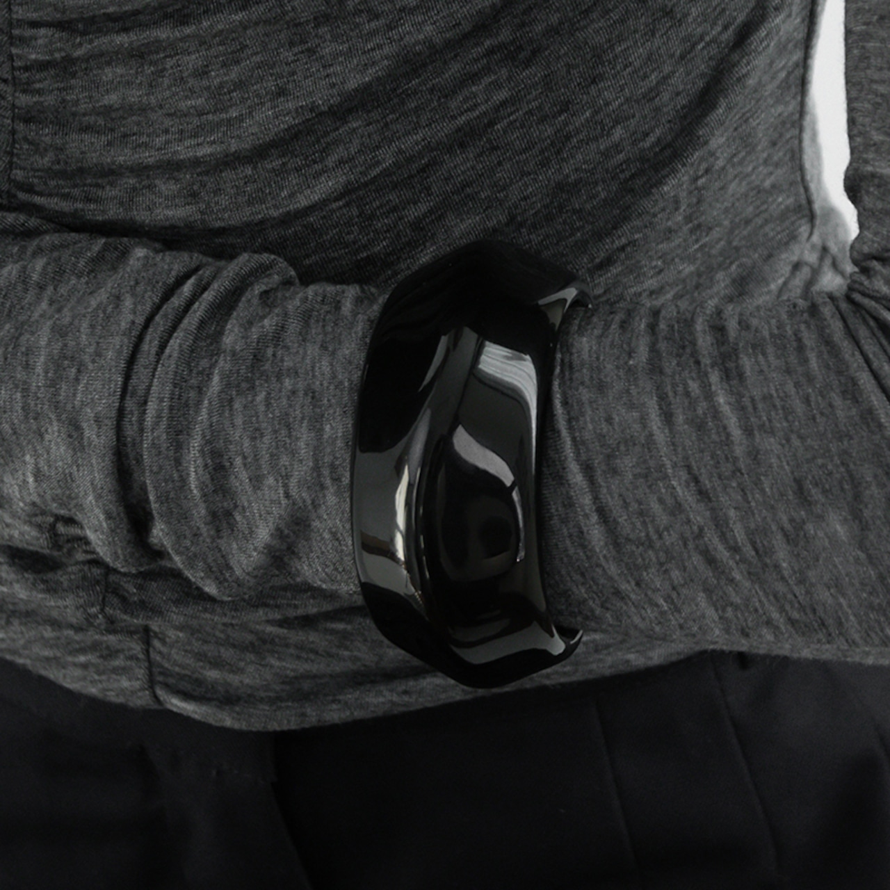 ★Bタイプ/ラウンド★【宅配便/北海道・沖縄は別途330円追加】ブラックバングル 太め アクリル樹脂 レディース 大人 腕輪 大ぶり 幅広 2414