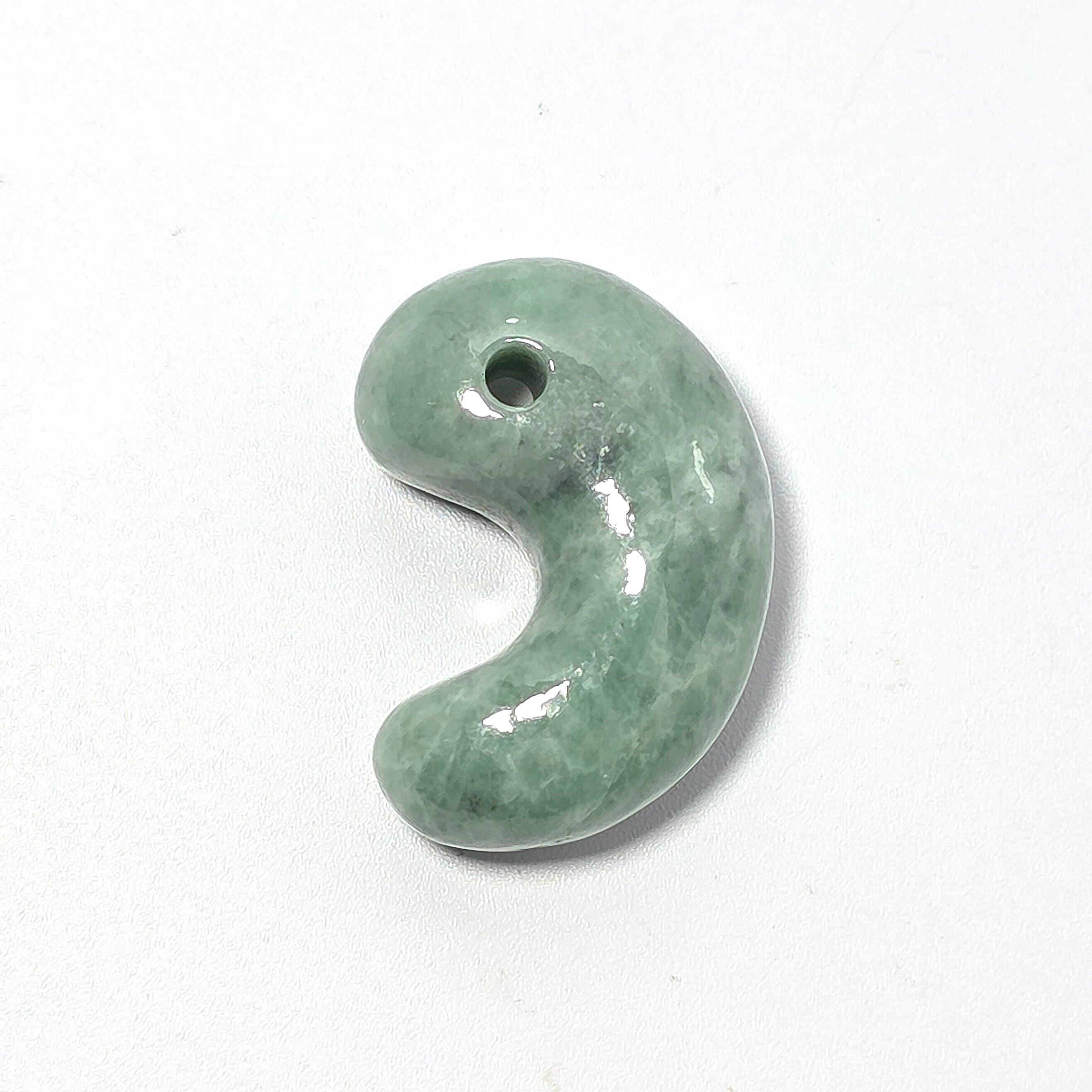 ✳小滝産　高品質*特大プレミア　糸魚川翡翠勾玉　鑑別書付　高価逸品お値引きあり‼️ 糸魚川翡翠(小滝産) 勾玉 】 糸魚川産翡翠 グレー 黒 限定 一点