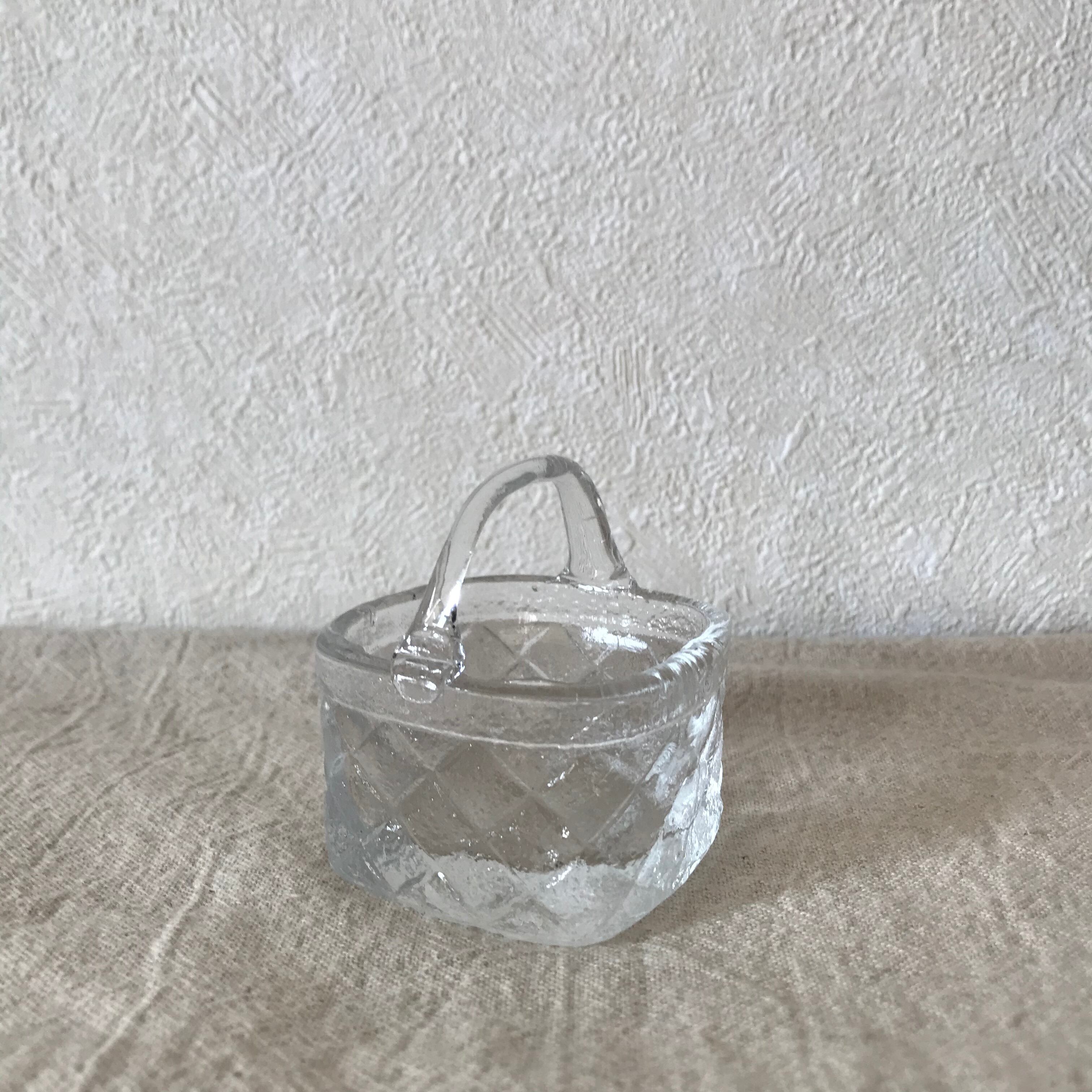 かご型のガラスのいれもの