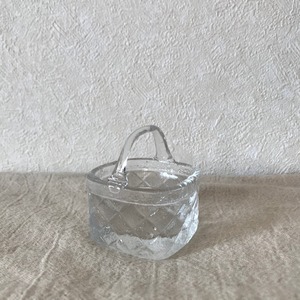 かご型のガラスのいれもの