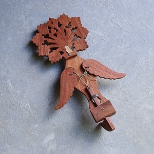 パタパタ羽ばたく、彫りが美しい壁掛け鳥