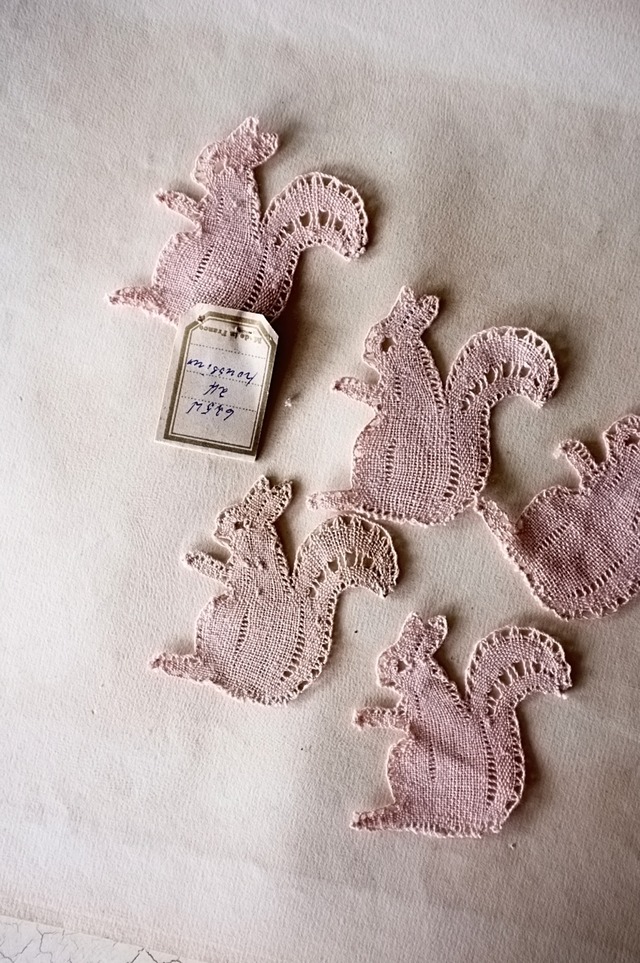 30s フランス リネン 古薔薇色のリスとボビンレースアップリケ 1p アンティーク