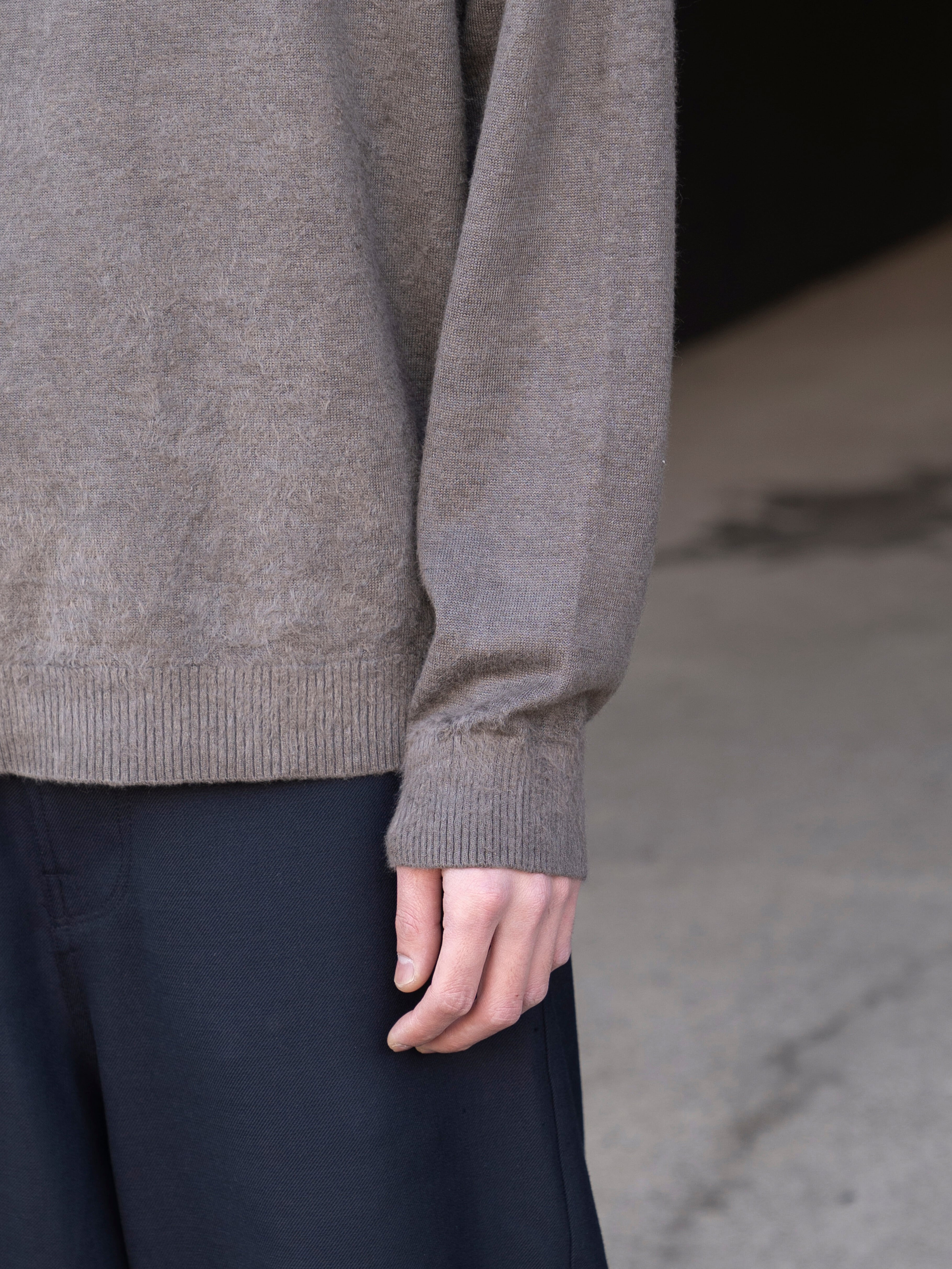 ATON LINEN SHORT FUR V-NECK SWEATER CHARCOAL GRAY KRAGLM0120