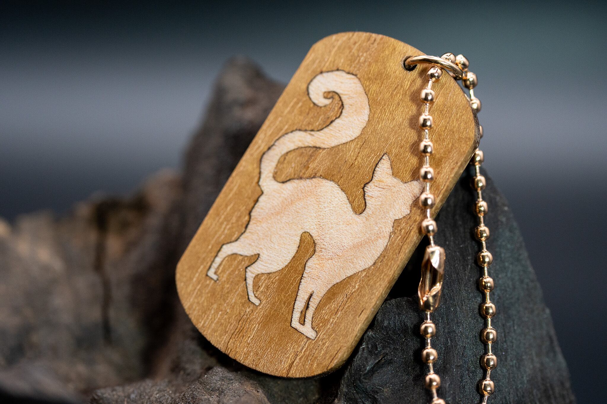 【時代を跨ぐ銘木】チーク ドッグタグ 象嵌 探る視線