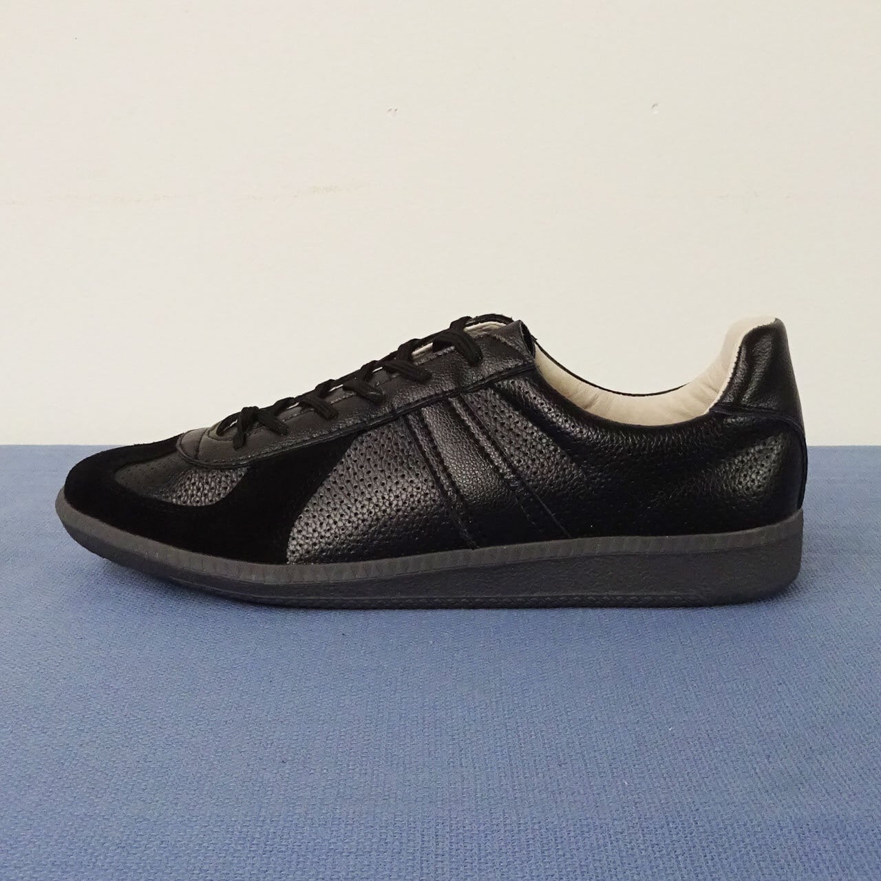 【OUTLET PRICE】GERMAN TRAINER(ジャーマントレーナー)　正規品 / 新品 / セール / メンズ / スニーカー /  ミリタリー / ドイツ軍 / ローカット / 紐 / パンチングレザー / 本革 / ラバーソール / ブラック / ホワイト