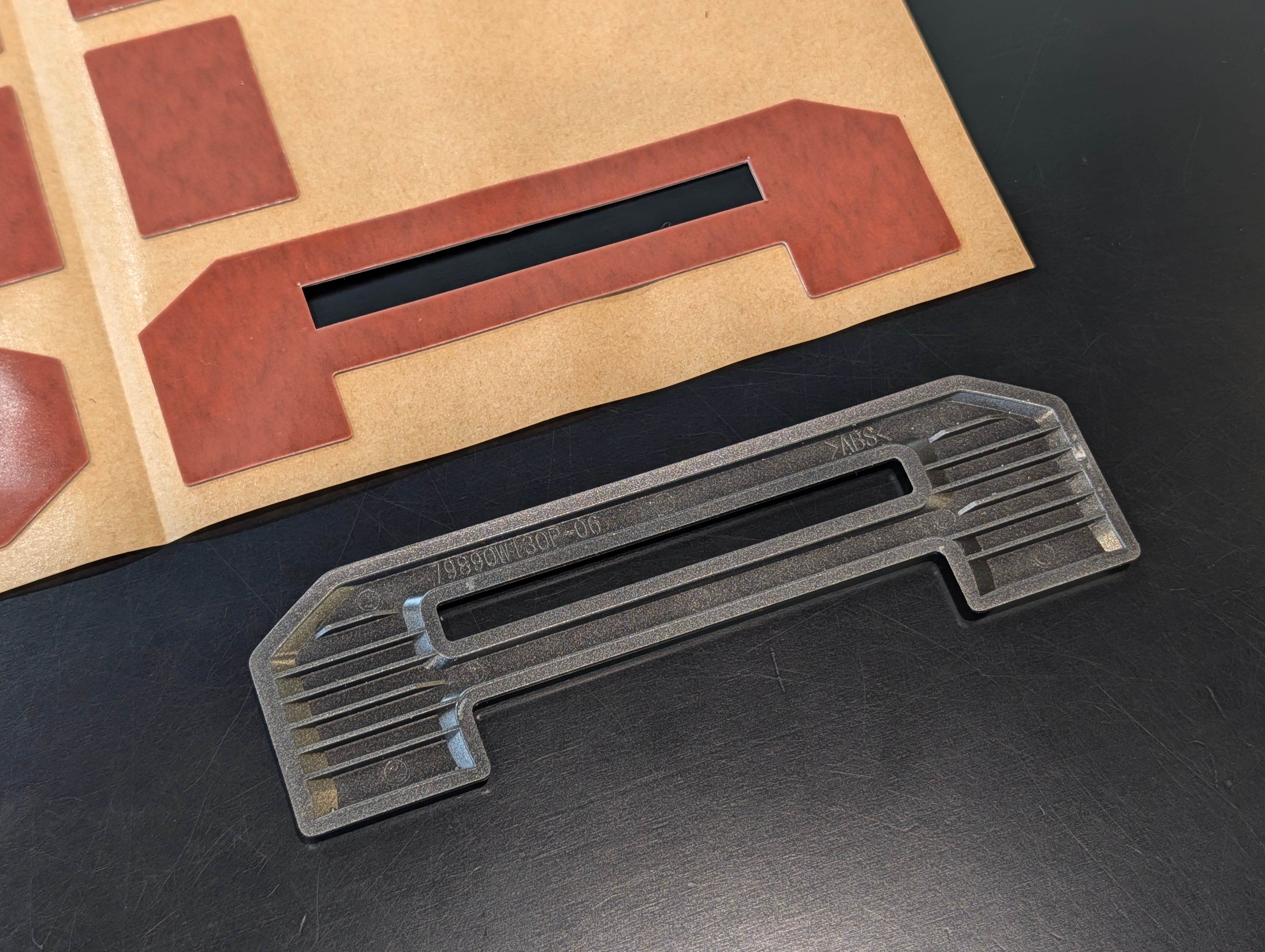 26型 デリカD:5 DELICAリアロゴエンブレム 貼替用両面テープ | MDF