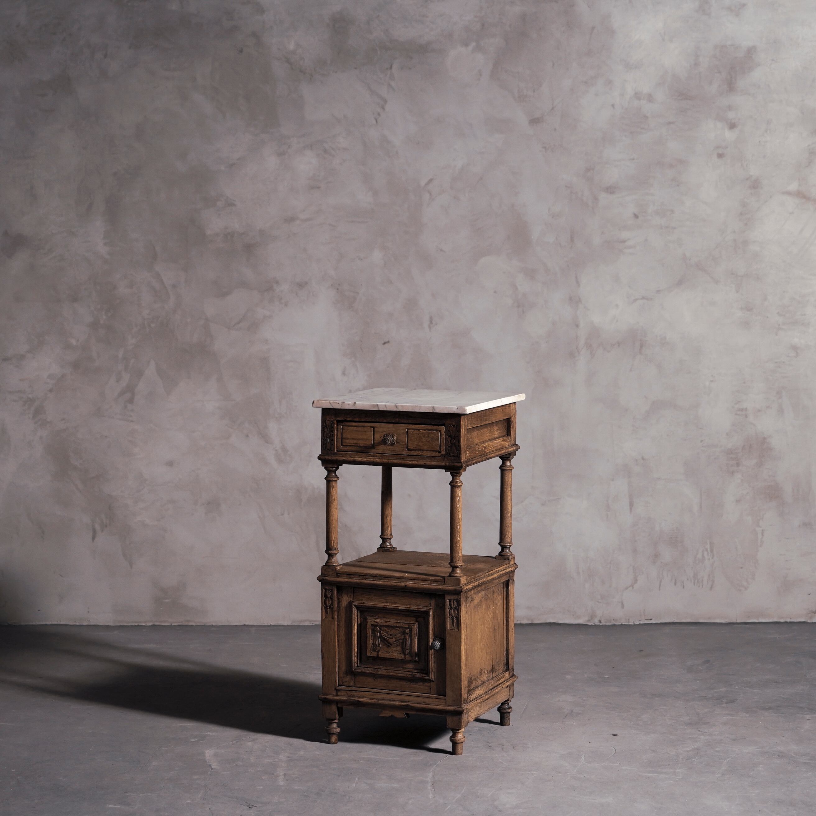 ナイトテーブル/サイドテーブル/アンティーク/寝室インテリア/フランス家具/ディスプレイ台