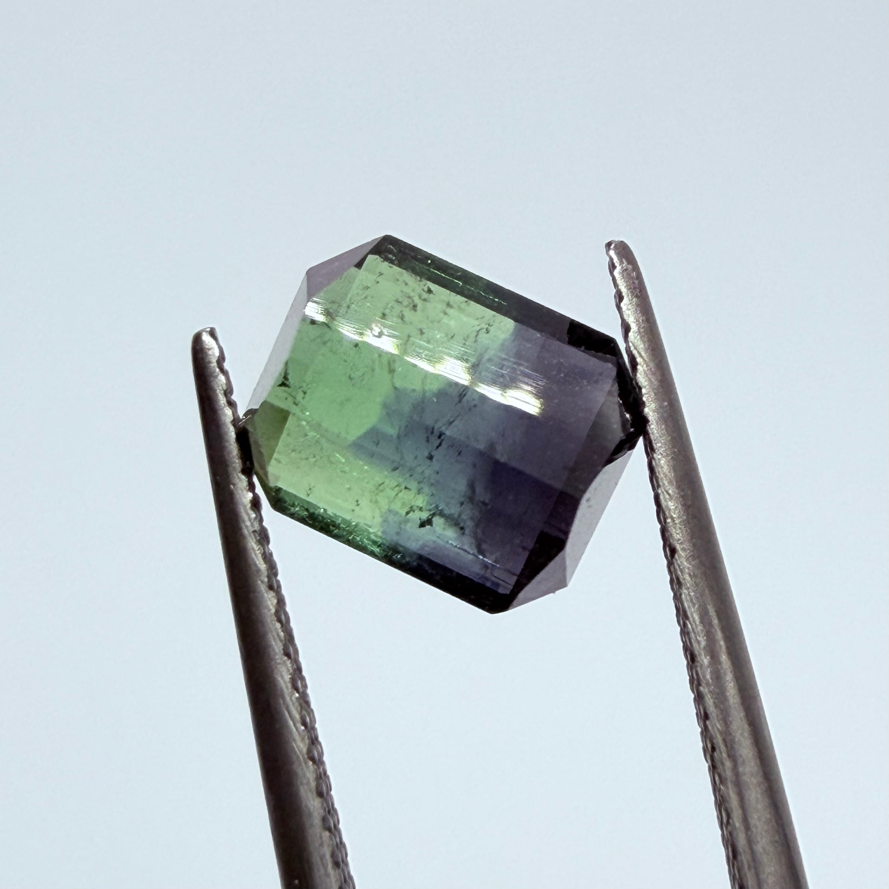 グリーンとネイビーの引き締まった色がかっこいいバイカラートルマリン