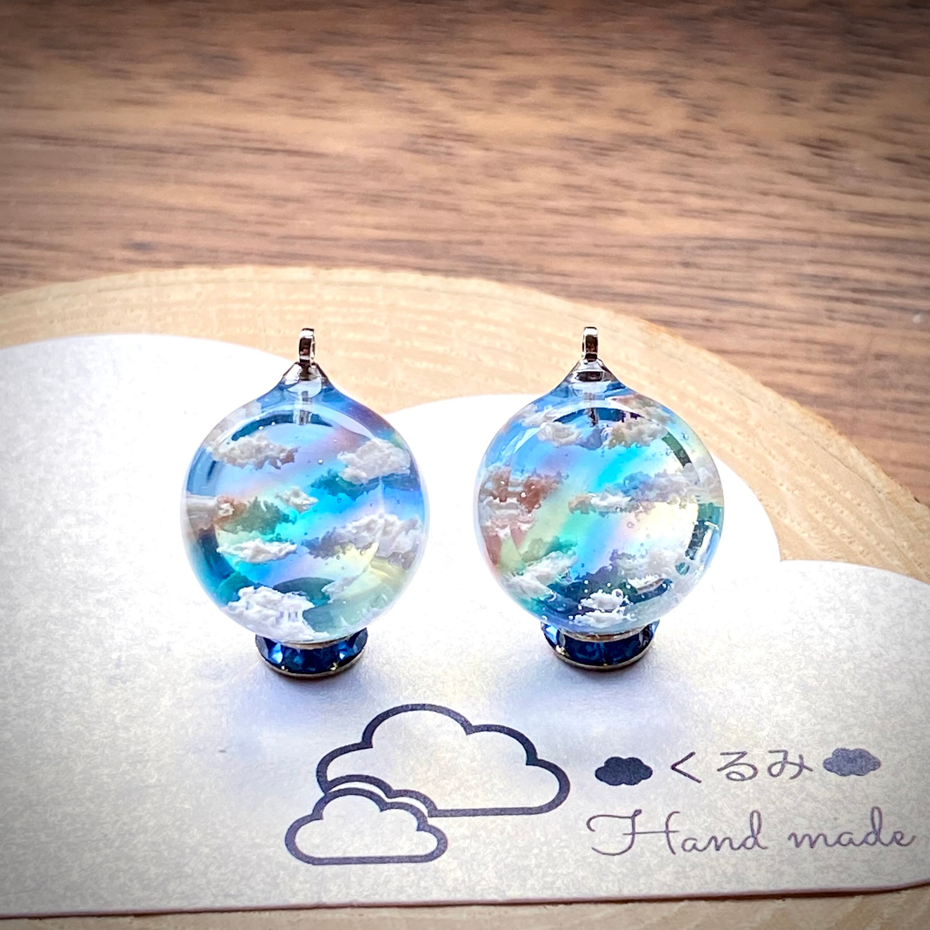 レジンピアス イヤリング 青空にかかる虹 2割カット球体 15mm