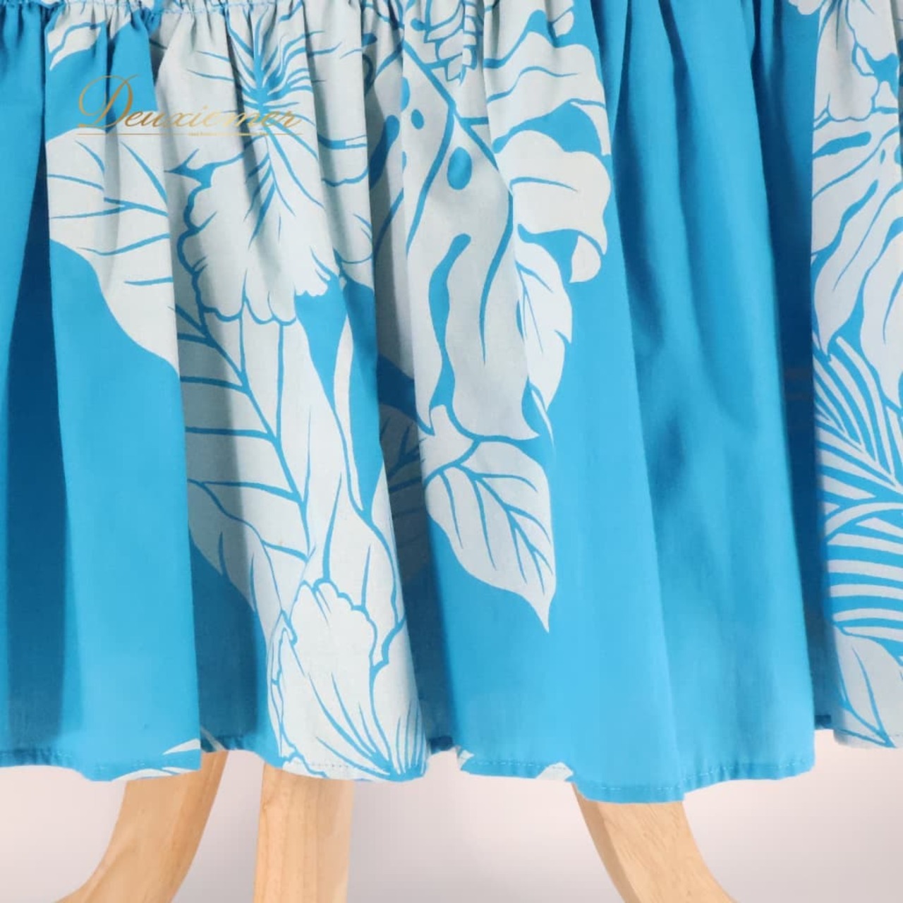 フラダンス 衣装 ワンピース ドレス ブルー系 ホワイト系 ハイビスカス柄 モンステラ柄 フリル かわいい 華やか 鮮やか 明るい 爽やか 水色 白 ダンス衣装 ハワイアンダンス レディース ハワイアン アロハ ハワイアンプリント フラ ダンス レッスン 練習