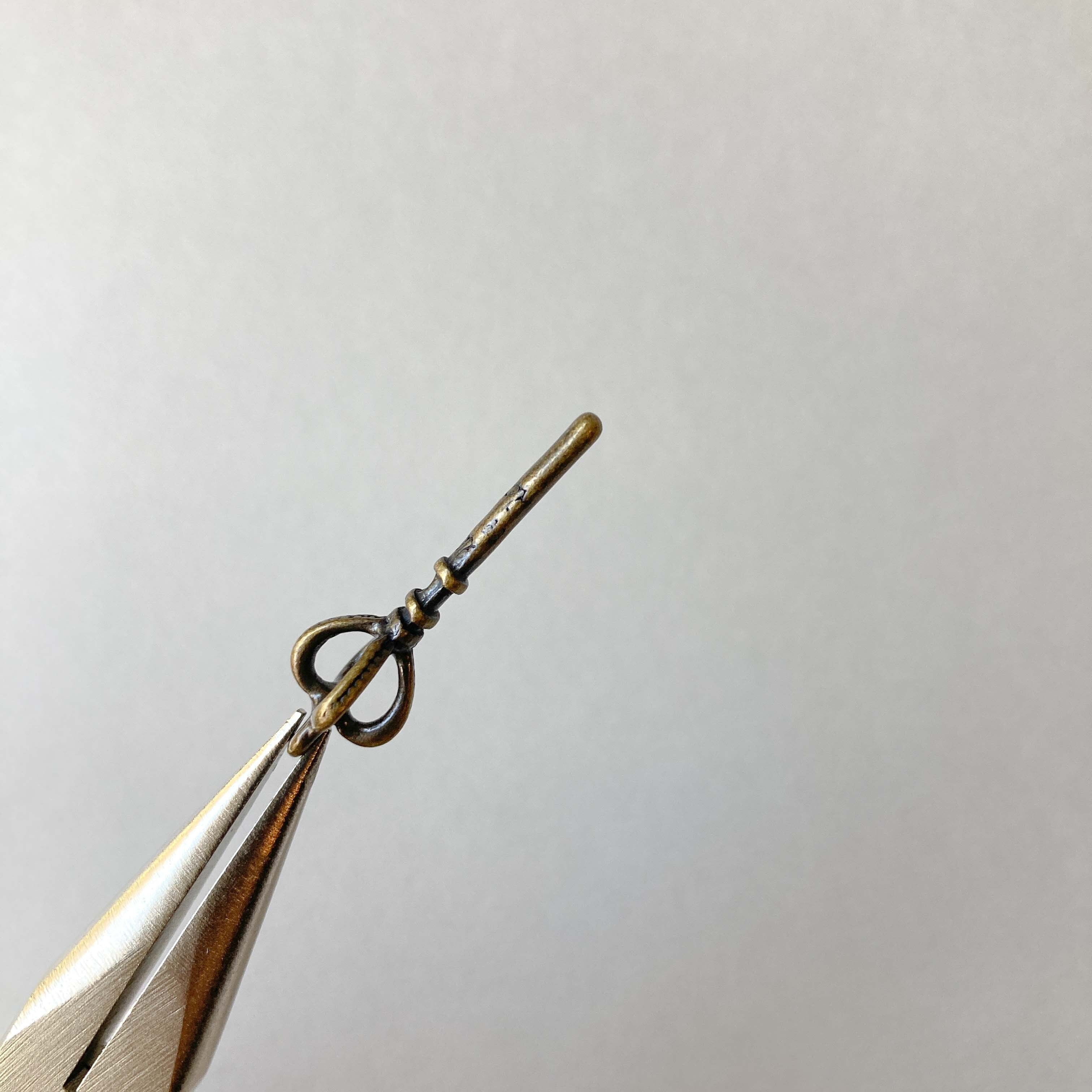 アンティーク風 ハート王冠の鍵チャーム | Dua-アクセサリーパーツショップ
