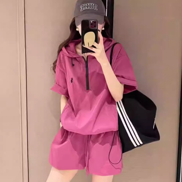 ツーピース 上下セット セットアップ レディース トップス パーカー ショートパンツ ショート ハーフジップ 半袖 フード ファスナー ポケット かわいい カジュアル おしゃれ ラフ スポーティー 存在感 ベーシック アクティブ 春 夏 秋 ロングシーズン 部活 アウトドア キャンプ ジム 公園 休日 スポーツ ダンス 韓国 オルチャン コーデ 楽ちん プレゼント プチプラ 普段使い 着回し インスタ映え S M L XL 2XL 小さいサイズ 大きいサイズ カラバリ ローズレッド ホワイト ブラック