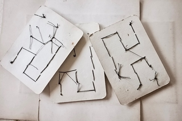 フランス 1900s 幾何学の黒花とgalalithe製ボタンの見本シート アンティーク