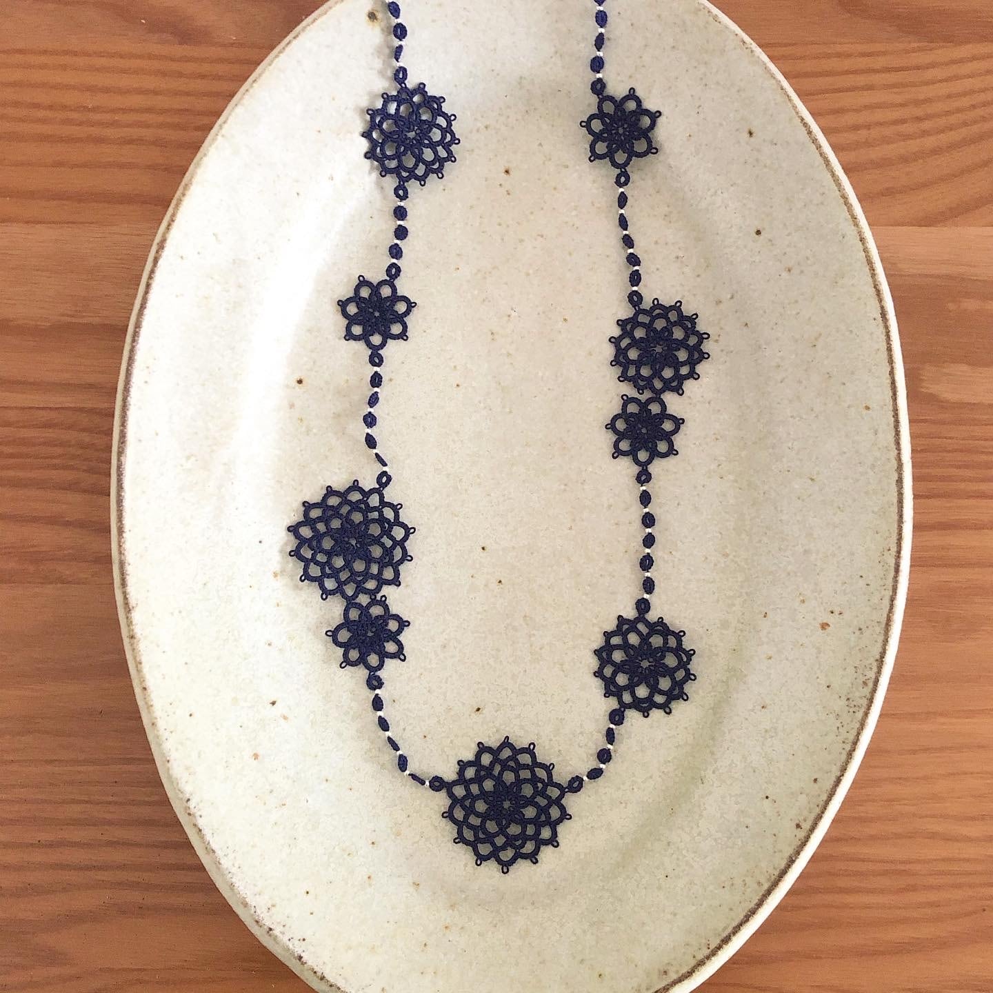 ダリアモチーフのロングネックレス ネイビー | La Flanerie