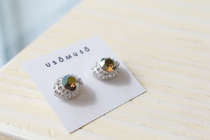 usomuso/スワロフスキー目玉ピアス