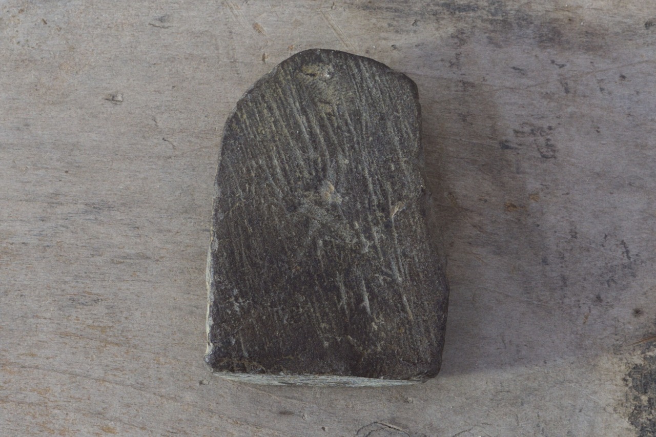 小さな石の仏様 A