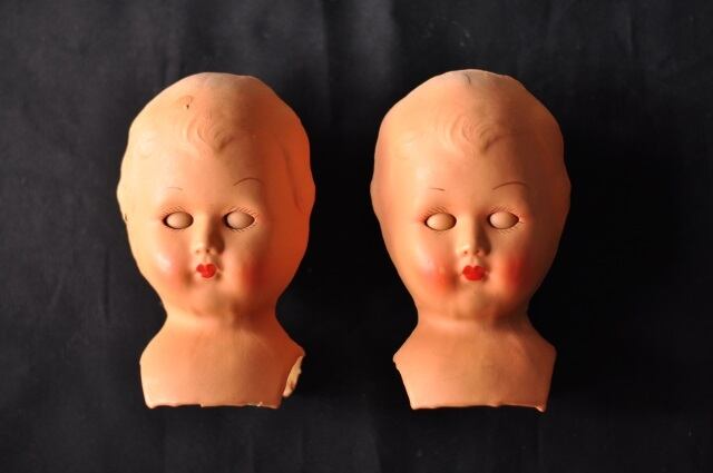 目の色の異なる双子のドールヘッド