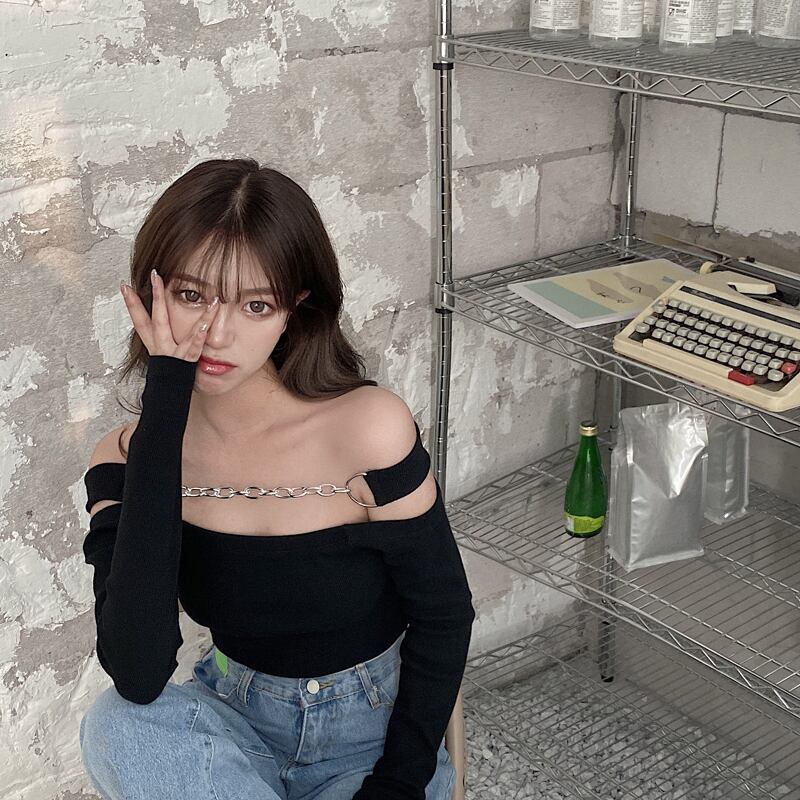 セクシーなオフショルダーの黒のニットTシャツの女性の秋タイトフィット長袖ボトミングシャツチェーンショートインナートップイン潮 ブラックストロベリース34870320178