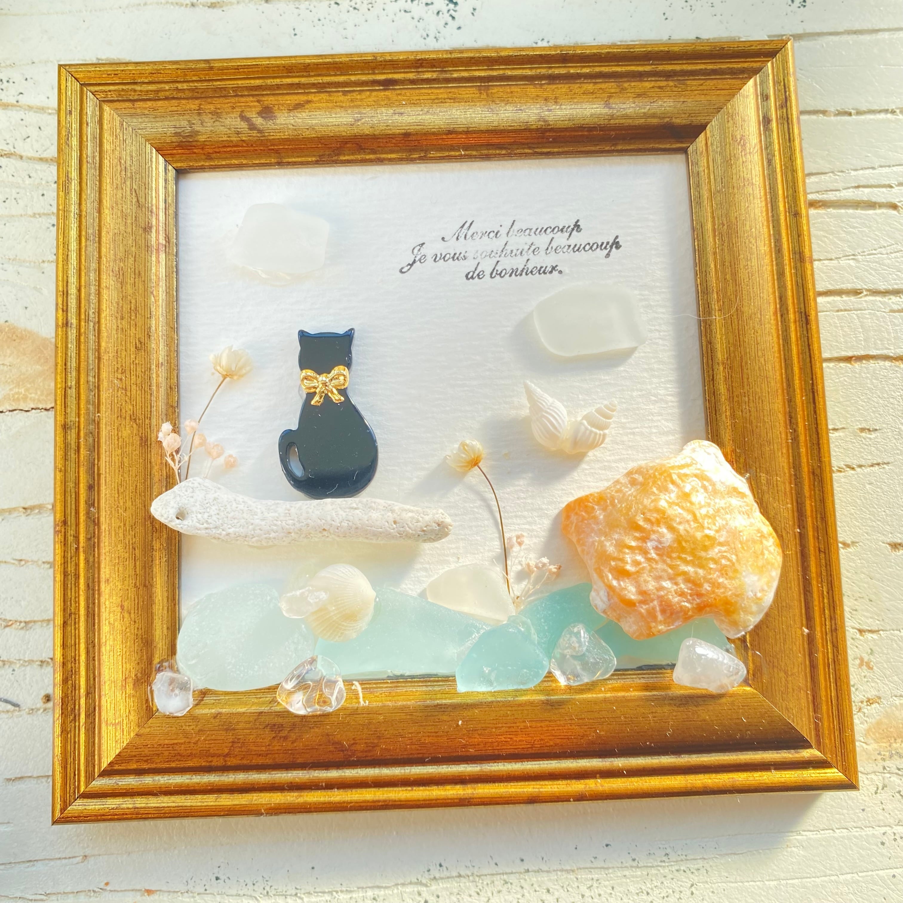 "海を眺めて癒される黒猫"