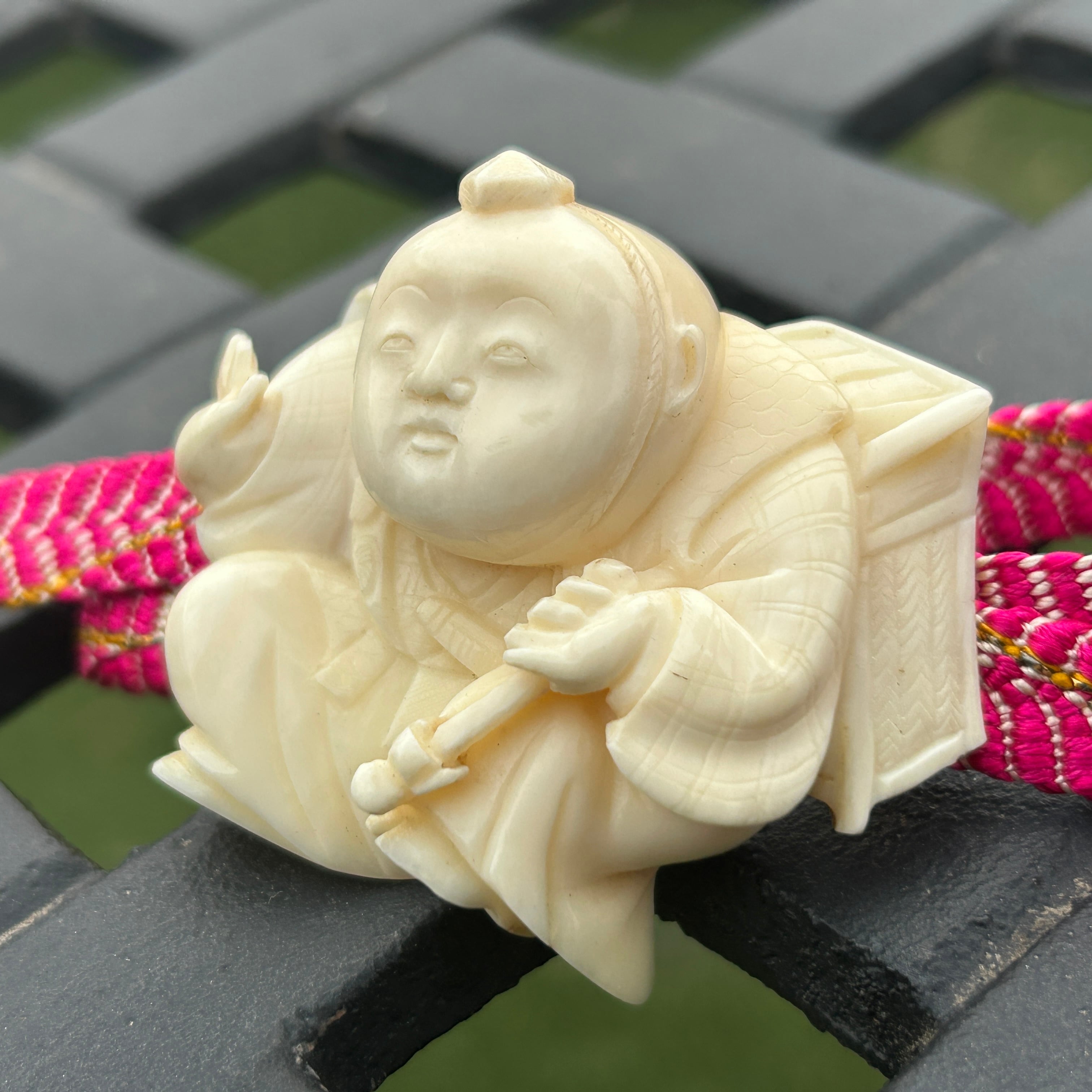 アンティーク　マッコウ鯨歯　なんだか福々しい中間の帯留め