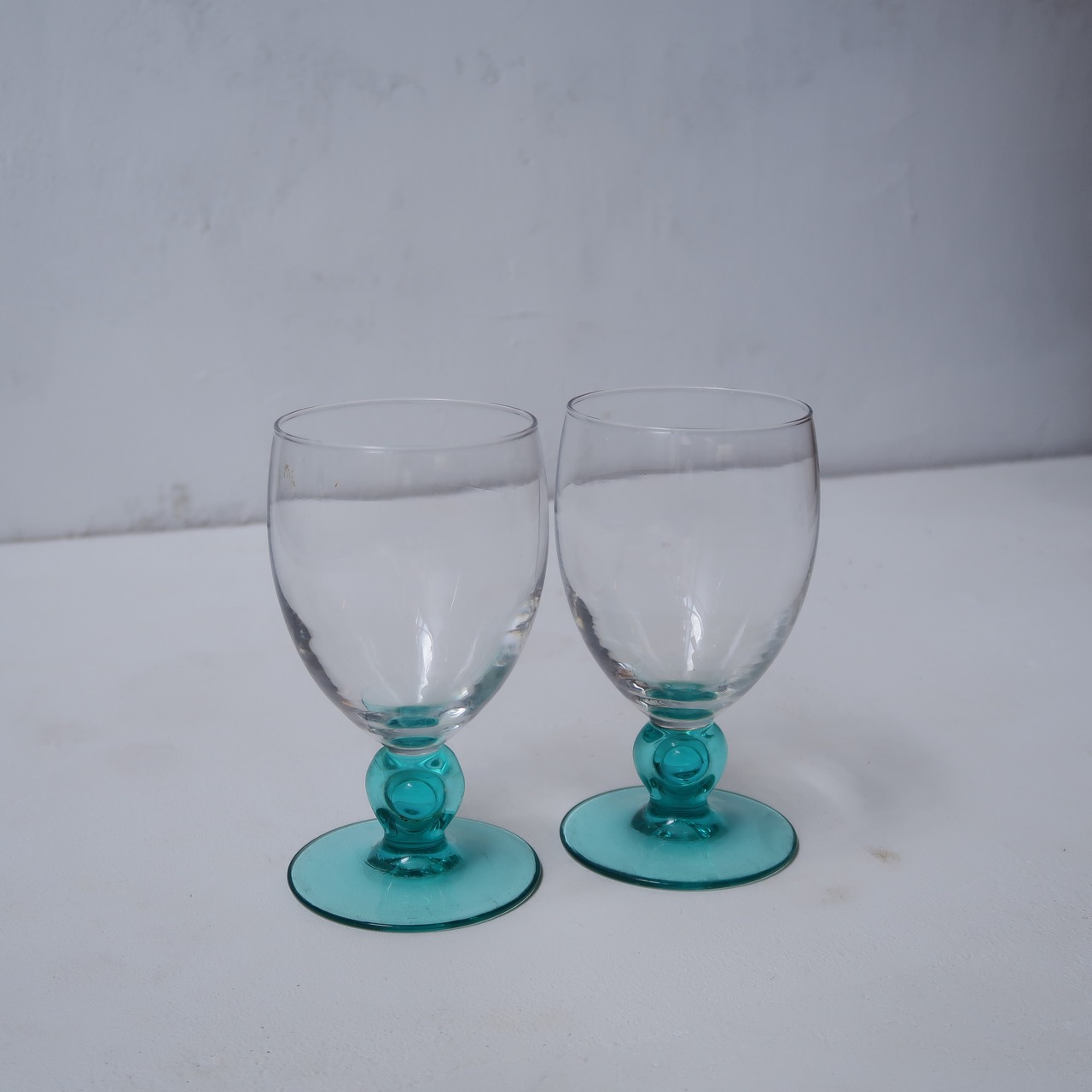 水色のピッチャーとグラス