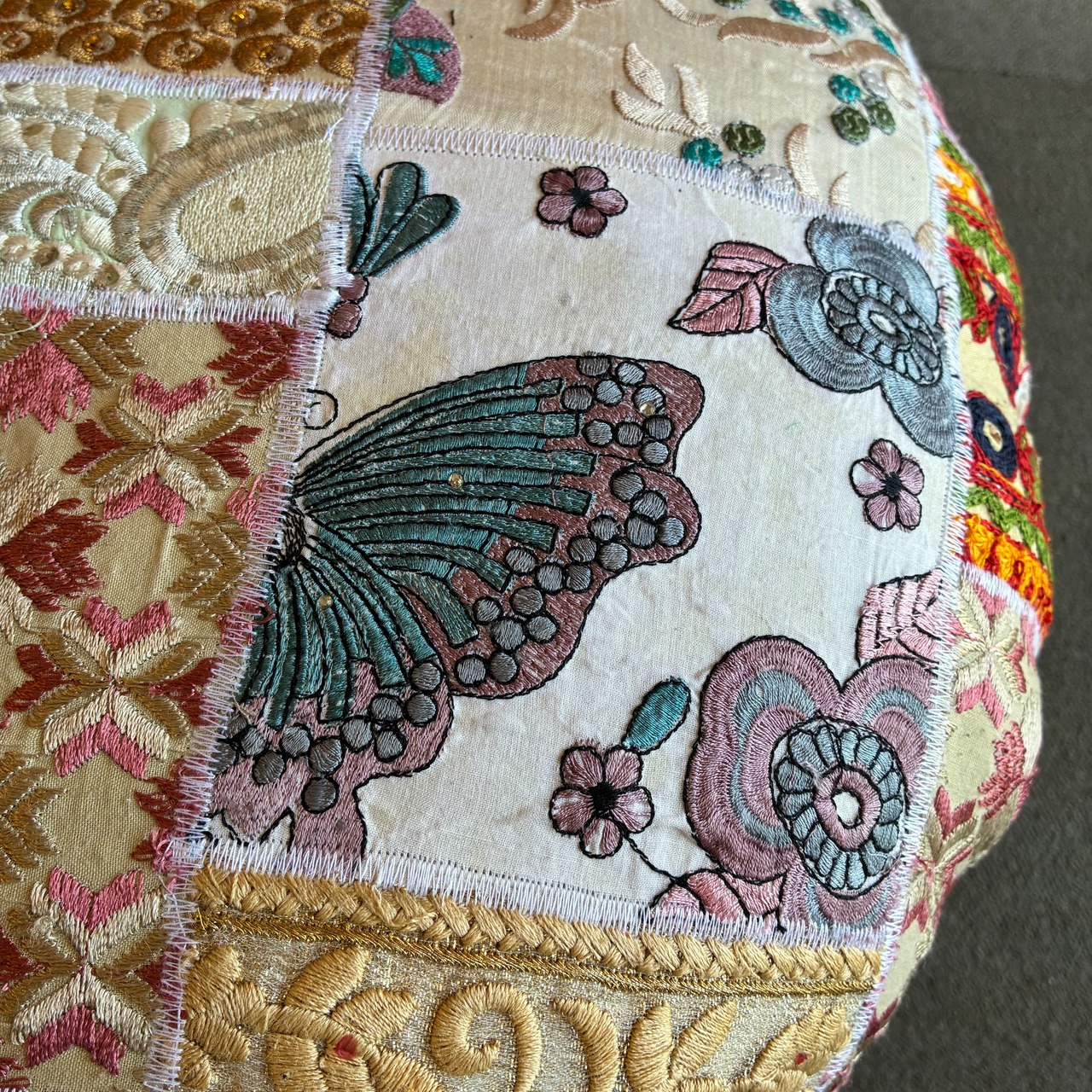 India Zari patchwork stool Pink　インド　ザリパッチワークスツール　ホワイト　A　家具　椅子　カンバディア　チェア　ザリ刺繍　オットマン　ヴィンテージサリー