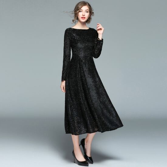 黒のロングワンピース 総刺繍