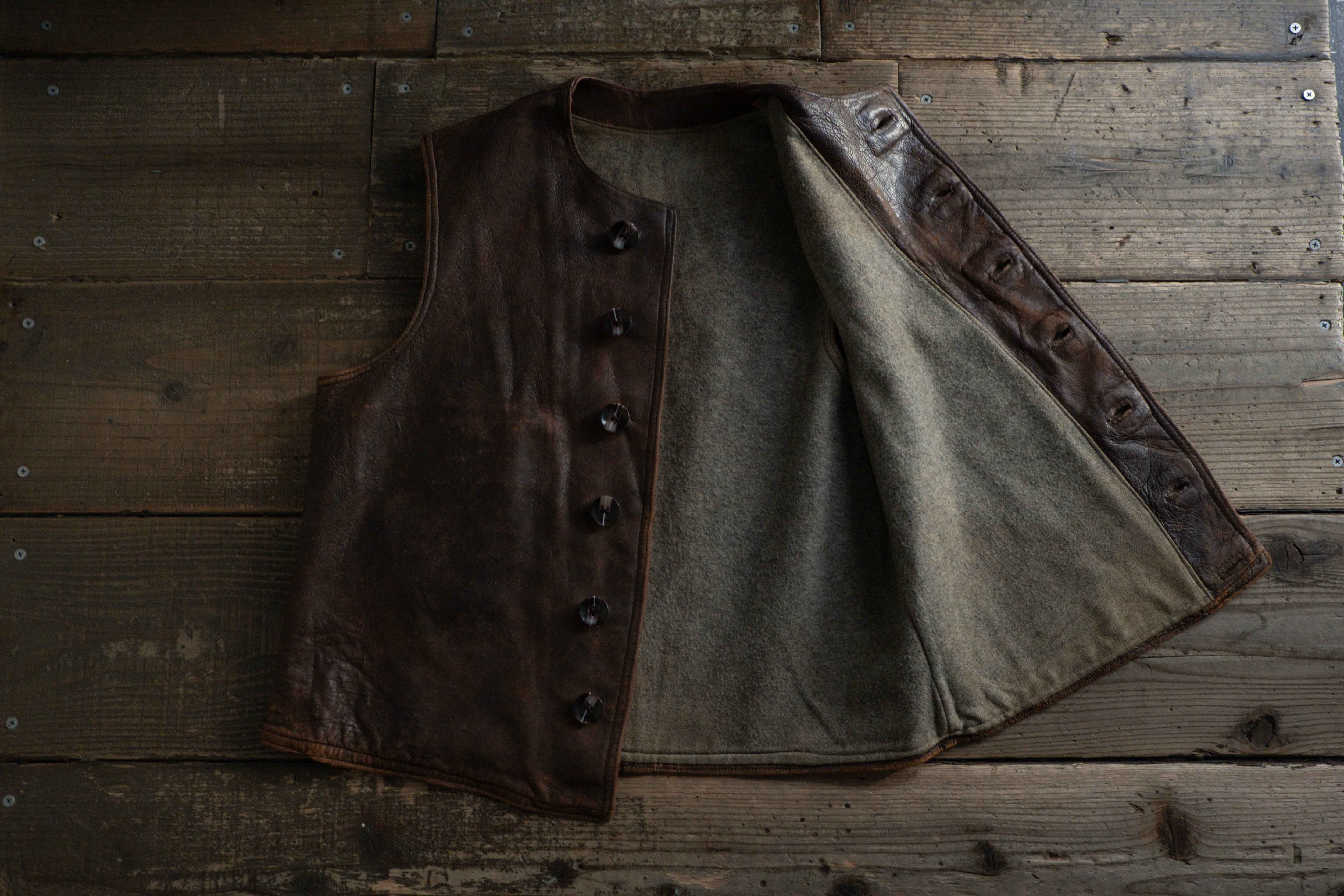 フランス軍 キャバリエのレザーベスト② | militaria & encore フランス軍 キャバリエのレザーベスト② | militaria & encore