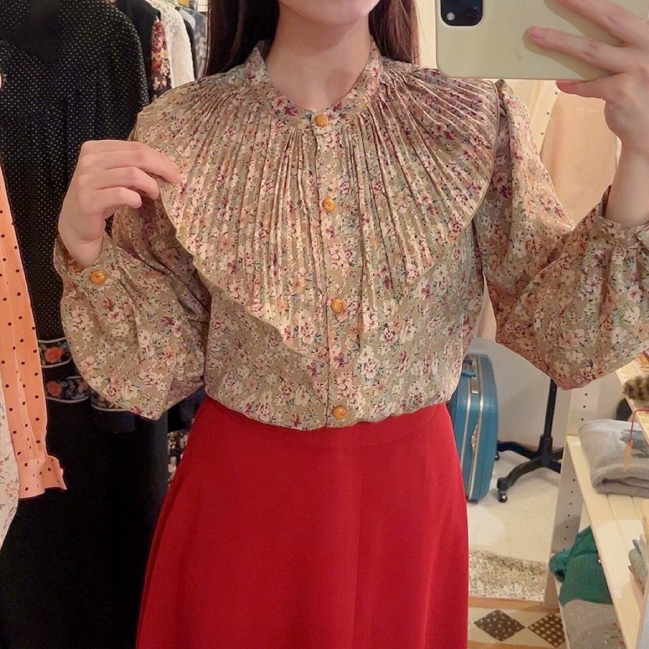 beige mini flower pleats blouse