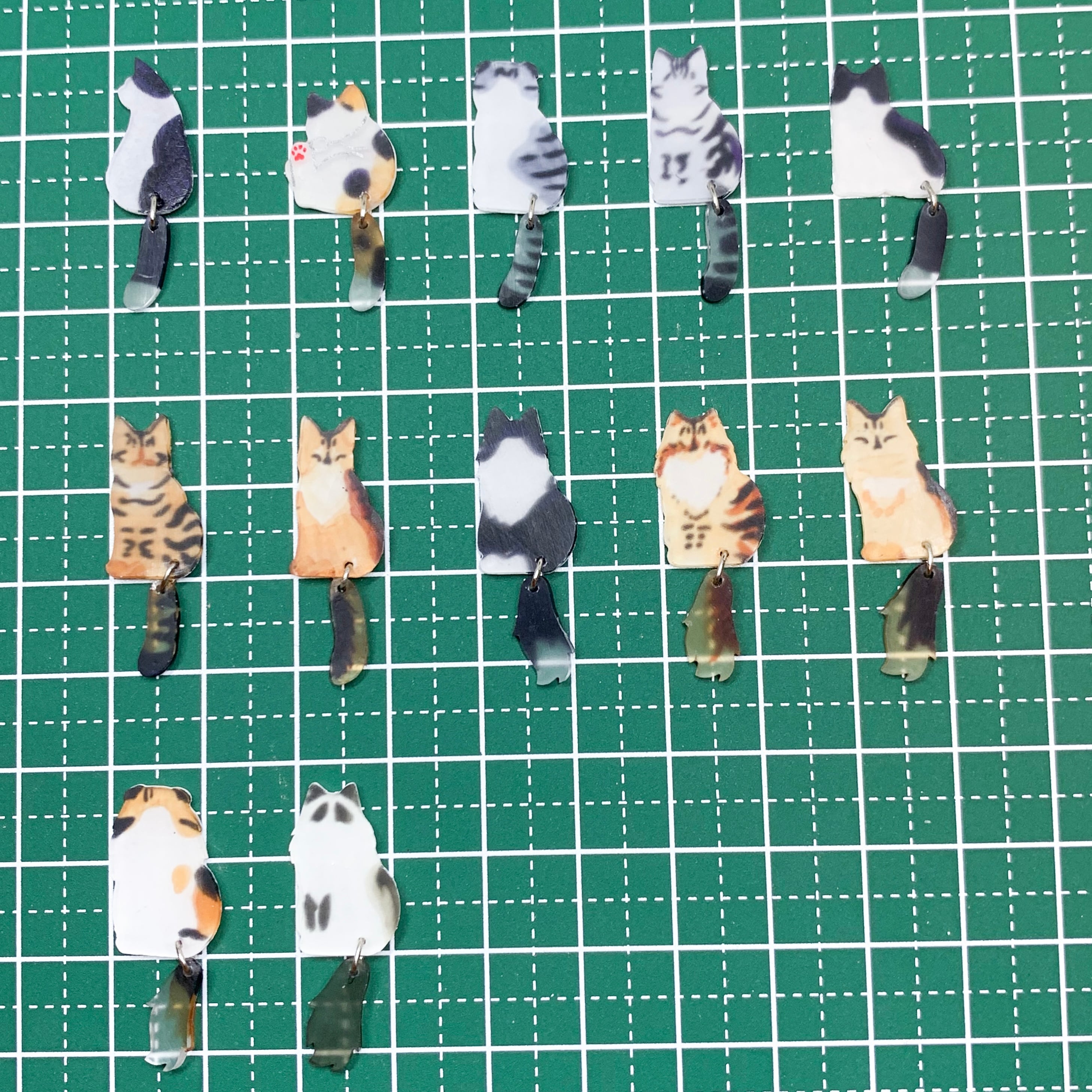 ちまっと♡模様猫ちゃん♡しっぽゆらゆら♡ピアス/イヤリング✩*॰¨ しっぽが揺れる・猫ピアス | まふぃんのしっぽ