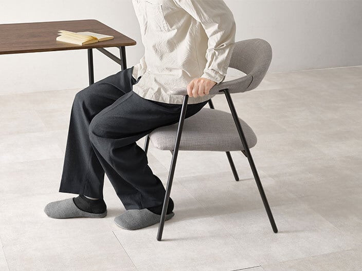 アームチェア グレー スチール脚 | カフェテーブル&チェア専門店「room