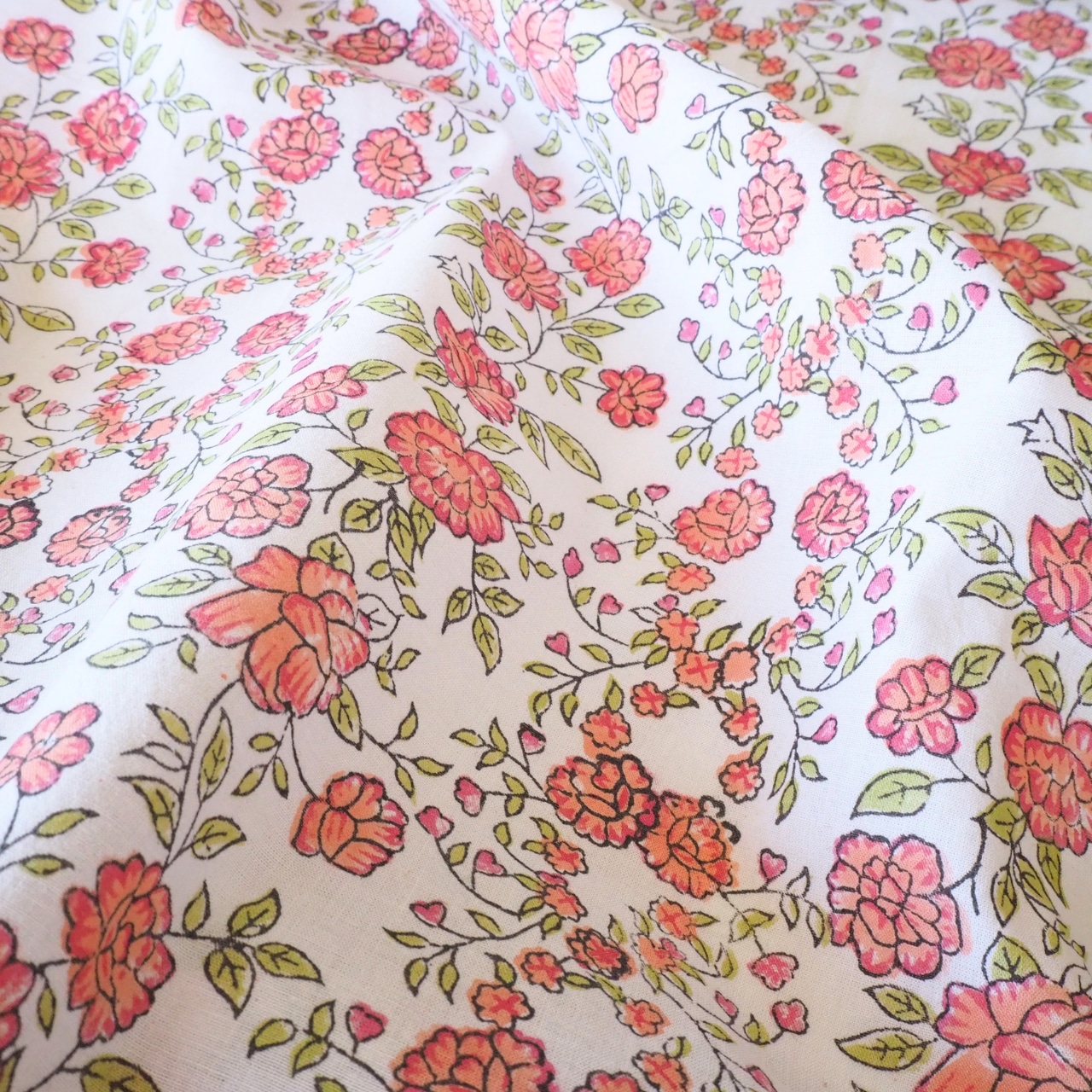 ブロックプリント生地【50cm単位】インド綿 花柄 白×ピンク/緑 #10310-WT1