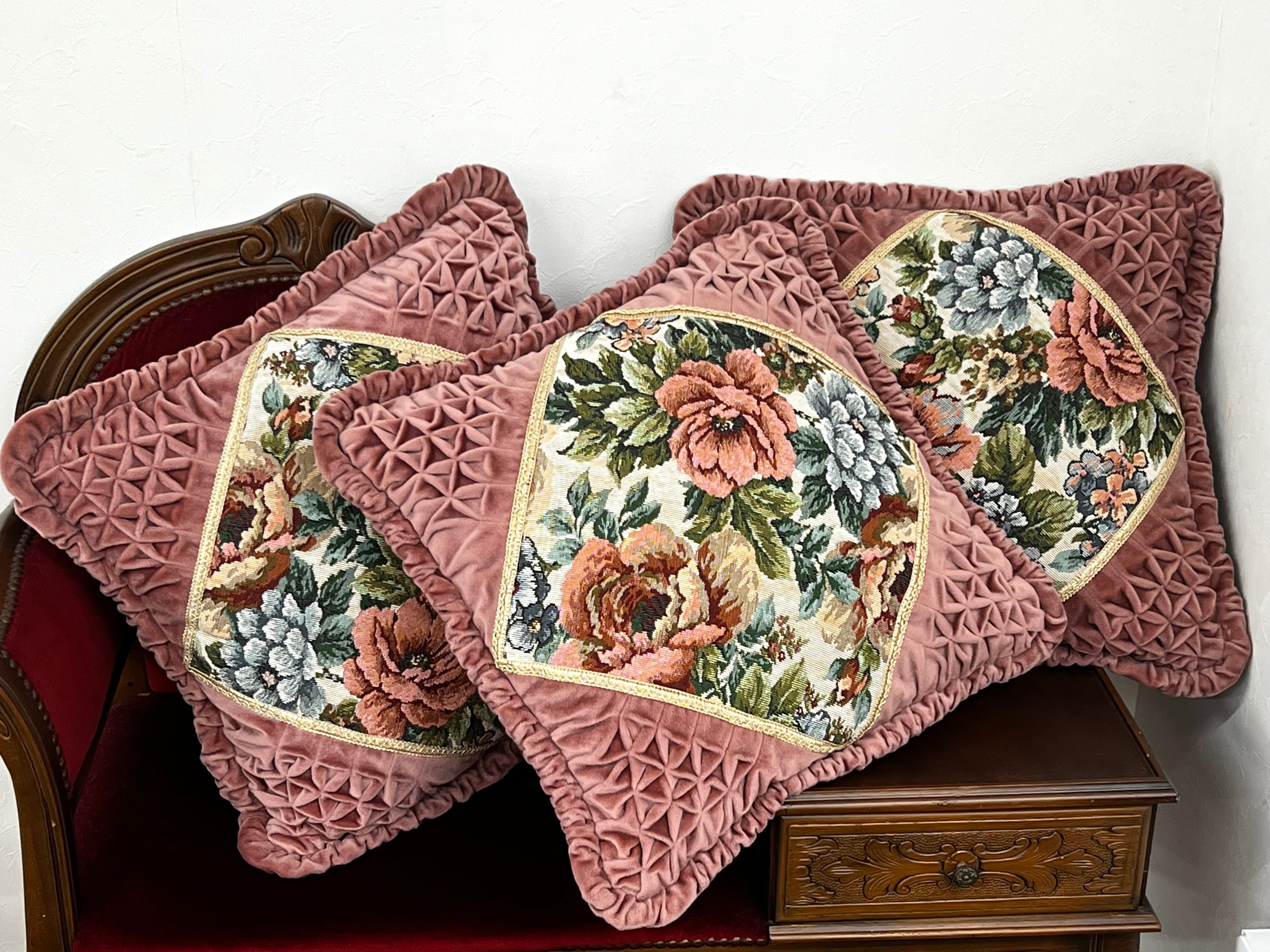 ベロア調 ゴブラン織り 花柄クッション 3個セット 50×50cm 1万円 ベロア調 ゴブラン織り 花柄クッション 3個セット 50×50cm 1万円