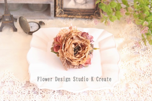 ライトブラウンのピオニーのコサージュ　入学式　卒業式　入園式　卒園式　フォーマル　セレモニー　ブラウン　ライトブラウン　茶系　ピオニー
