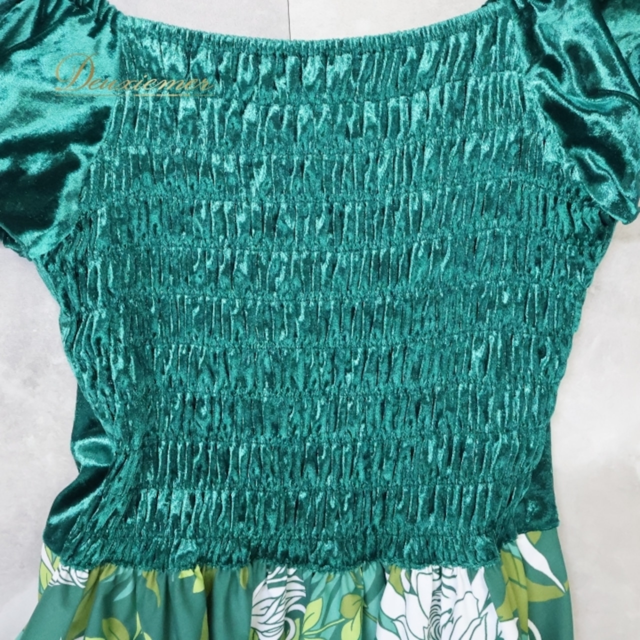 フラダンス 衣装 ワンピース ドレス パンドール グリーン系 Paondor 日本製 ベロア ワントーン 光沢感 高級感 上品 異素材 きれい かわいい 華やか 鮮やか 明るい 緑 白 ハワイアン アロハ ハワイアンプリント フラ ダンス レッスン 練習