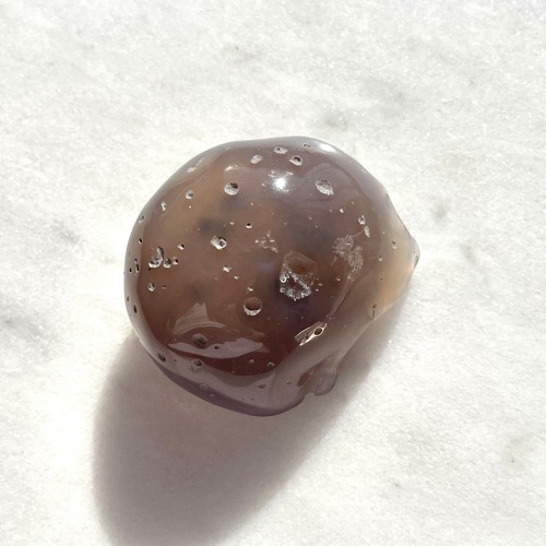 【超レア】【超美石】古代の水入り瑪瑙　握り石　1147