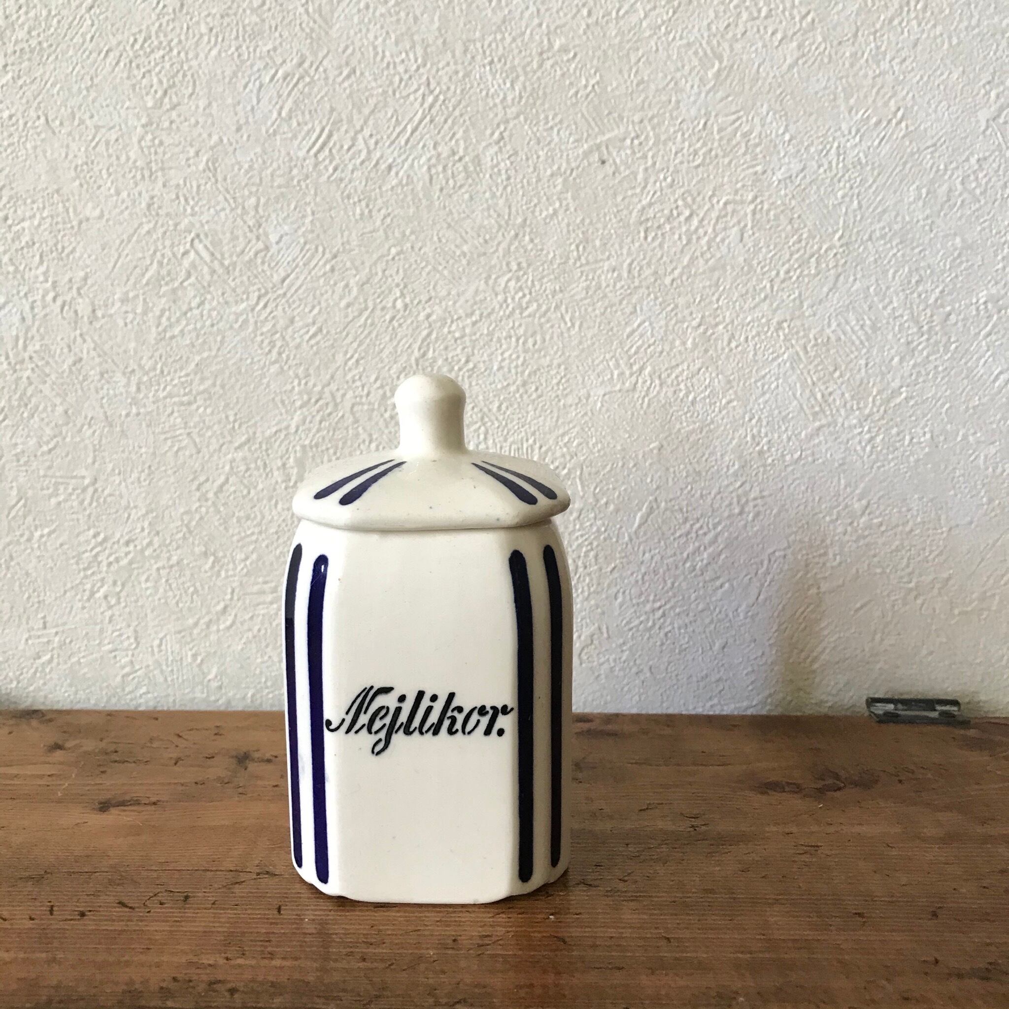 青いラインのスパイスケース