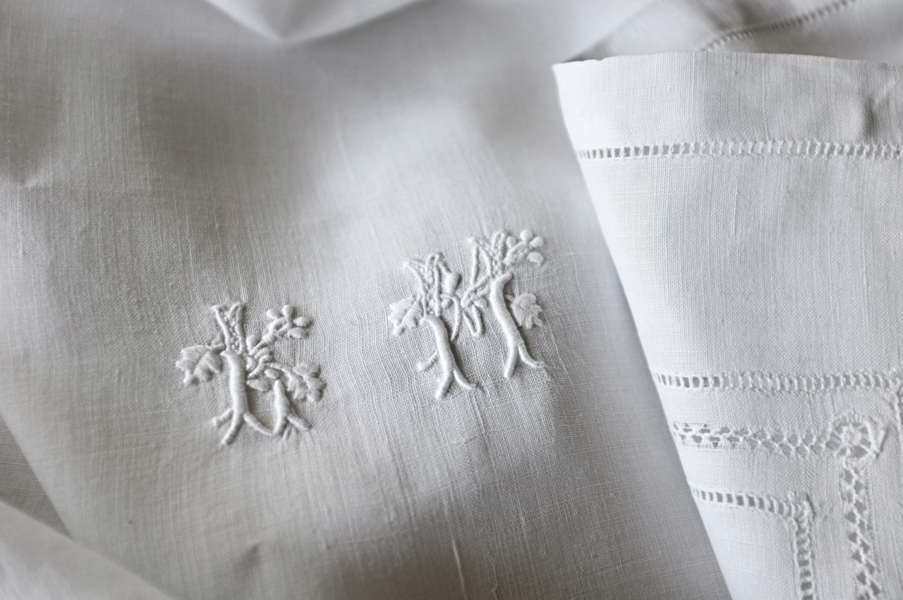 フランス リネン 80c 白の庭園と白薔薇的モノグラムのある刺繍クロス アンティーク