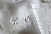 フランス リネン 80c 白の庭園と白薔薇的モノグラムのある刺繍クロス アンティーク