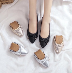 バレエシューズ レディース ぺたんこシューズ 1cm ローヒール ぺたんこ ポインテッドトゥ リボン 柔らかい コンパクト ソフト 折りたたみ かわいい 大人可愛い きれいめ 上品 おしゃれ フォーマル ラブリー キュート フェミニン 無地 春 夏 秋 スリッパ 持ち運び 室内履き 通勤 デート お出かけ イベント ホテル レストラン 休日 ショッピング デイリー 普段使い 高見え 格上げ モテ プチプラ 小さいサイズ 大きいサイズ カラバリ 黒 ゴールド シルバー ブラック ベーシックカラー